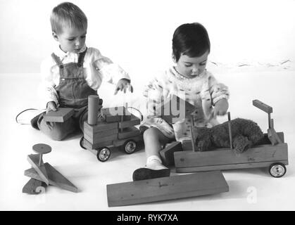 Persone, bambini, suonare due neonati con i giocattoli di legno, Germania, sessanta, Additional-Rights-Clearance-Info-Not-Available Foto Stock
