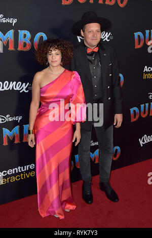 Regine Chassagne e vincere il maggiordomo che frequentano la premiere mondiale di 'Dumbone' al El Capitan theater su Marzo 11;2019 a Los Angeles, California. Foto Stock