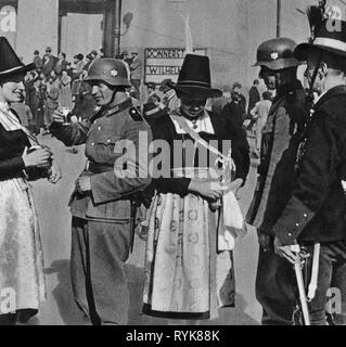 Il nazismo / socialismo nazionale, politica, annessione dell Austria 1938, marzo-in del tedesco della Wehrmacht, accoglienza dei soldati con schnaps, Innsbruck, Austria, 12.3.1938, Additional-Rights-Clearance-Info-Not-Available Foto Stock