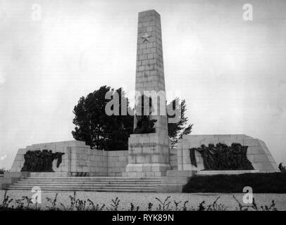 Geografia / viaggi, Austria, Austria superiore, Mauthausen, campo di concentramento, Memoriale Sovietico, svelato al dodicesimo anniversario della liberazione, 5.5.1957, Additional-Rights-Clearance-Info-Not-Available Foto Stock