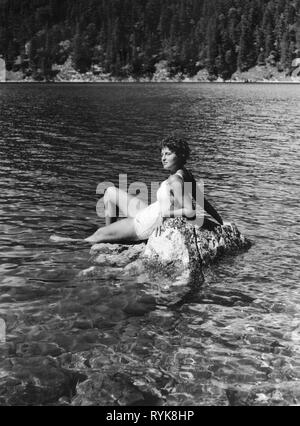 Tempo libero, balneazione, donna in costume da bagno su un lago, sessanta, Additional-Rights-Clearance-Info-Not-Available Foto Stock