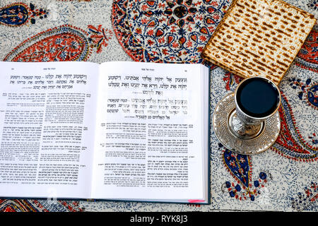 Seder Pasquale Haggadah in ebraico di Gerusalemme home, con vino e matsa. Foto Stock