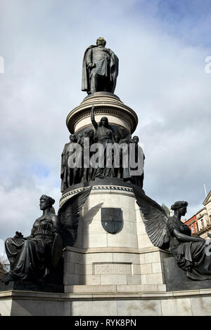 Daniel oconnell statua su oconnell street a Dublino Repubblica di Irlanda europa oconnell sulla parte superiore delle figure che rappresentano la manodopera e il trionfo di cui sopra vi alato Foto Stock