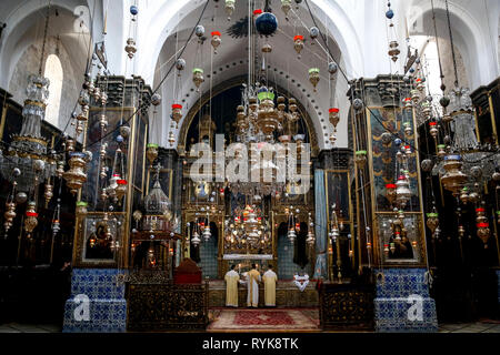 Pasqua Giovedì celebrazione presso il St James's armeno cattedrale ortodossa, Gerusalemme, Israele. Foto Stock