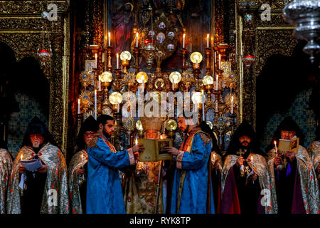 Pasqua Giovedì celebrazione presso il St James's armeno cattedrale ortodossa, Gerusalemme, Israele. Foto Stock