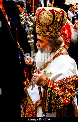 Greco ortodosso di Pasqua Giovedì celebrazione al di fuori del Santo Sepolcro a Gerusalemme, Israele. Foto Stock