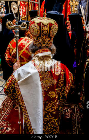 Greco ortodosso di Pasqua Giovedì celebrazione al di fuori del Santo Sepolcro a Gerusalemme, Israele. Foto Stock