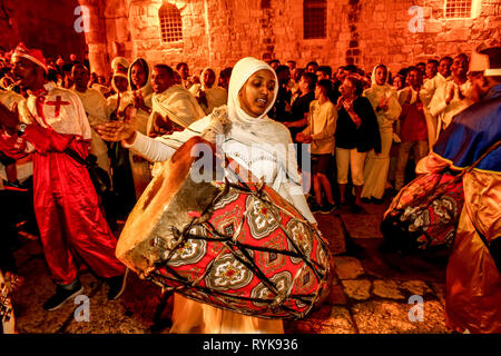 Ortodossa Etiope cristiani celebrare la Veglia pasquale al di fuori del Santo Sepolcro di Gerusalemme, Israele. Foto Stock