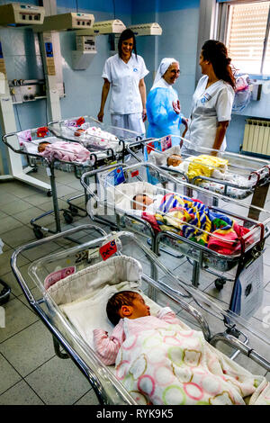 St Vincent de Paul ospedale, gestito dalle Figlie della Carità missionari cattolici a Nazareth, Israele. Neonatologia Ward. Foto Stock