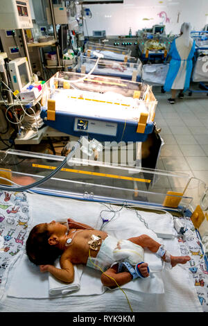 St Vincent de Paul ospedale, gestito dalle Figlie della Carità missionari cattolici a Nazareth, Israele. Neonatologia Ward. I neonati prematuri. Foto Stock