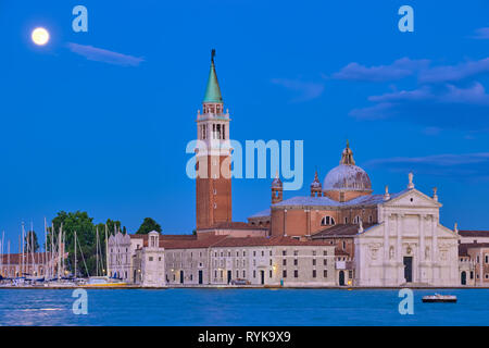 Chiesa di San Giorgio Maggiore con la luna piena. Venezia, Italia Foto Stock