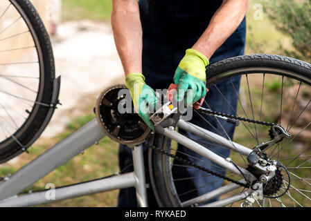 L'uomo mantenendo la sua bicicletta per la nuova stagione di guida Foto Stock