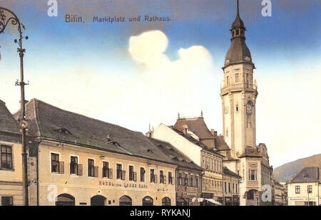 Municipio (Bílina), Mírové náměstí (Bílina), le luci di strada in Ústí nad Labem Regione, edifici in Bílina, 1912, Ústí nad Labem Regione, Bilin, Marktplatz und Rathaus, Repubblica Ceca Foto Stock