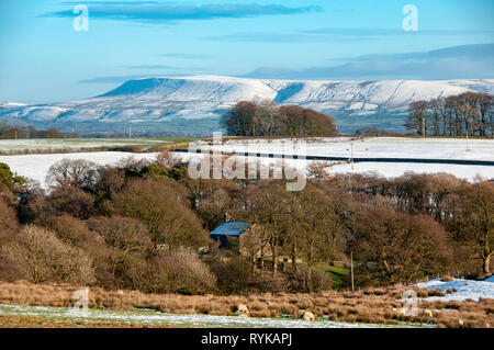 Vista verso Pendle Hill da scheggiature, Preston, Lancashire su una giornata invernale e. Foto Stock