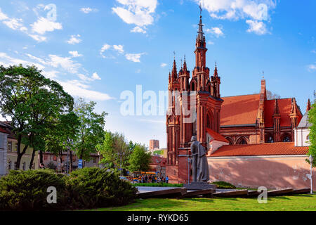 Scultura di Mickiewicz presso il St Anne chiesa nella città vecchia di Vilnius in Lituania. Foto Stock