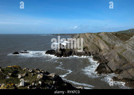 Vista su scogliere sul mare a worms testa dal Knave su Gower Foto Stock