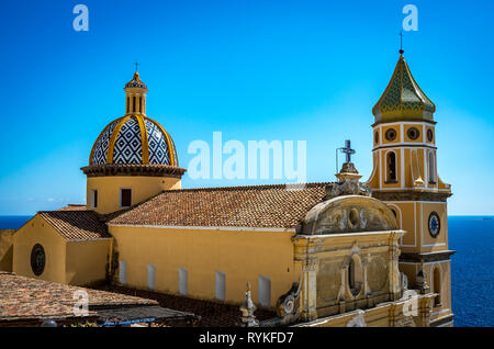 Vista a San Gennaro chiesa con tetto arrotondato in Vettica Maggiore e Praiano Italia Foto Stock