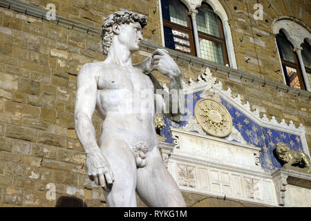 Statua del David di Michelangelo di fronte al Palazzo Vecchio a Firenze, Italia Foto Stock