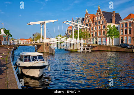 Fiume Spaarne con barca e Gravestenenbrug ponte in Haarlem, Paesi Bassi Foto Stock