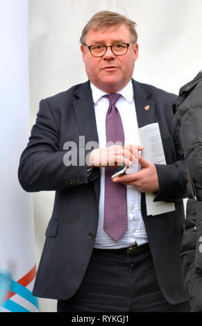 Mark Francois MP (Cost: Rayleigh e Wickford) su College Green, Westminster, 13 marzo 2019 Foto Stock