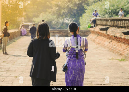 Backview femminile di turisti alla antica Pa Hto Taw Gyi Pagoda rovine a Mingun città vicino a Mandalay, Myanmar. Foto Stock