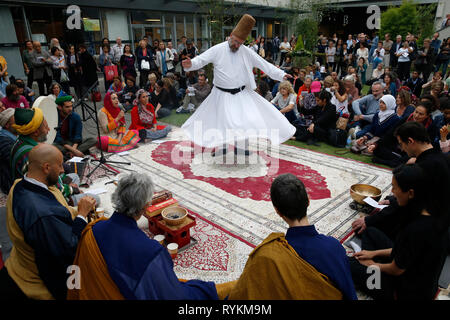 I buddisti Zen e sufi musulmani di pregare e celebrare insieme a Parigi, Francia. Derviscio armato. Foto Stock