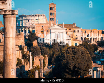 Panorama della città di Roma con le viste di alcuni dei più famosi edifici e monumenti: il Colosseo, le antiche colonne di un tempio nel forum Foto Stock