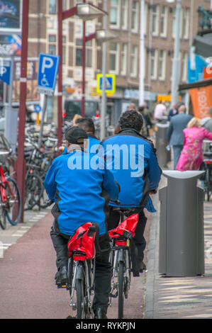 FedEx Van a est di Amsterdam Paesi Bassi 2018 sulle biciclette Foto Stock