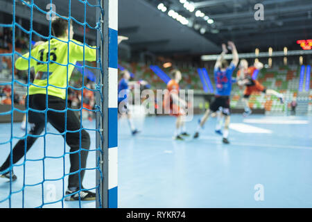 Dettaglio della pallamano obiettivo post con net e pallamano match in background. Foto Stock