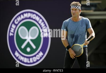 PAT CASH con la racchetta da tennis chitarra pezzo facendo per fotocamera su Henman Hill, i campionati di Wimbledon 2017, i campionati di Wimbledon 2017, 2017 Foto Stock