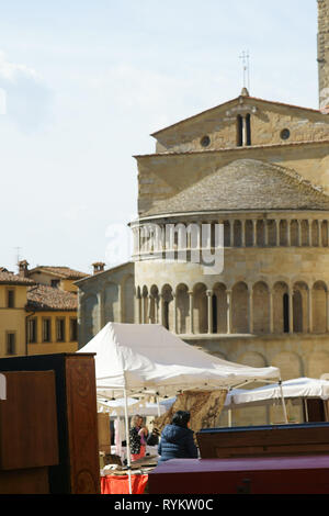 Mercato di antiquariato in Piazza Grande, Arezzo, Toscana, Italia Foto Stock