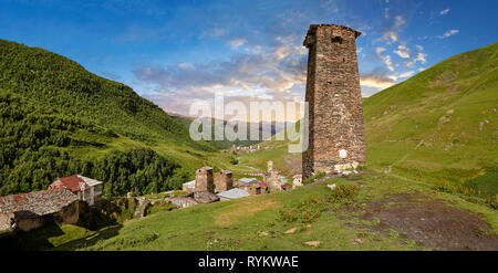 Pietra Svaneti medievale torre della regina Tamar il castello di Chazhashi, Ushguli, Svaneti superiore, Samegrelo-Zemo Svaneti, Mestia, Georgia. Regina Tamar di Geo Foto Stock