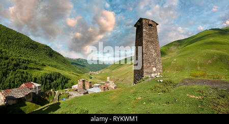 Pietra Svaneti medievale torre della regina Tamar il castello di Chazhashi, Ushguli, Svaneti superiore, Samegrelo-Zemo Svaneti, Mestia, Georgia. Regina Tamar di Geo Foto Stock