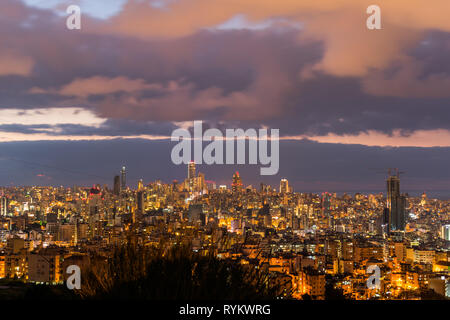 Questa è una cattura del tramonto a Beirut, capitale del Libano con un caldo colore arancione e potete vedere il centro cittadino di Beirut Foto Stock