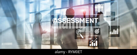 La valutazione della verifica misura Analisi Analisi di Business e Tecnologia concetto su sfondo sfocato Foto Stock