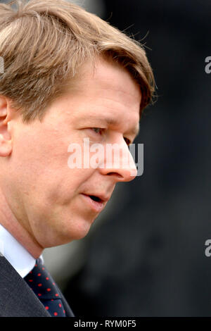 Robin Walker MP (Cost: Worcester) Sottosegretario di Stato parlamentare per la chiusura dell'Unione europea, sul College Green, Westminster, 13 marzo 2019 Foto Stock