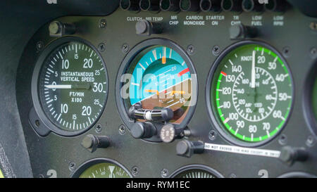 L'area del cruscotto del velivolo militare utilizzato per volare durante le operazioni militari Foto Stock