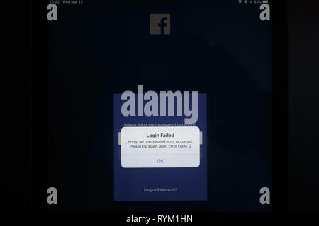 Il servizio Facebook subire interruzioni parziali. Social Media Facebook app avvisi di testo 'Login Failed' è visibile sullo schermo di tablet Foto Stock