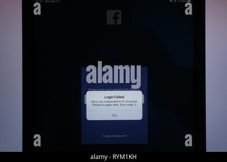 Il servizio Facebook subire interruzioni parziali. Social Media Facebook app avvisi di testo 'Login Failed' è visibile sullo schermo di tablet Foto Stock