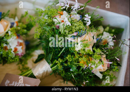 Piuttosto rustici wedding mazzi di fiori di campo dei fiori in una scatola Foto Stock