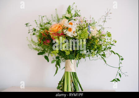 Un bel matrimonio rustico bouquet di fiori con colori pastello su uno sfondo semplice Foto Stock