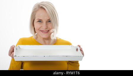 Cucina donna cameriera dà vuoto vassoio per la pubblicità dei prodotti isolati su sfondo bianco. Mock up per utilizzare Foto Stock