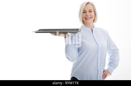 Cucina donna cameriera dà vuoto vassoio per la pubblicità dei prodotti isolati su sfondo bianco. Mock up per utilizzare Foto Stock