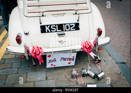 retro di un'auto da matrimonio vintage con un cartello appena sposato e lattine di stagno. Matrimonio britannico Foto Stock