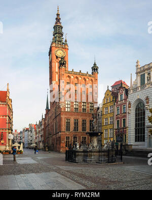 La fontana di Nettuno e il museo storico di Danzica, Długi Targ o Long Market Street, Danzica, Polonia Foto Stock