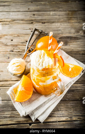 Soda arancione Creamsicle cocktail. Gelati e orange frullato. Dreamsicle bere. In legno rustico sfondo spazio di copia Foto Stock