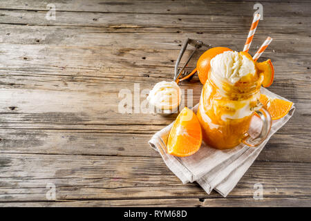 Soda arancione Creamsicle cocktail. Gelati e orange frullato. Dreamsicle bere. In legno rustico sfondo spazio di copia Foto Stock