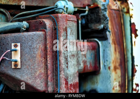 Immagine ravvicinata di sinistra la sezione anteriore di una Lincoln Continental auto abbandonata adiacente ad una fabbrica di abbandonato edificio in Pontiac, Michigan, Stati Uniti d'America. Foto Stock