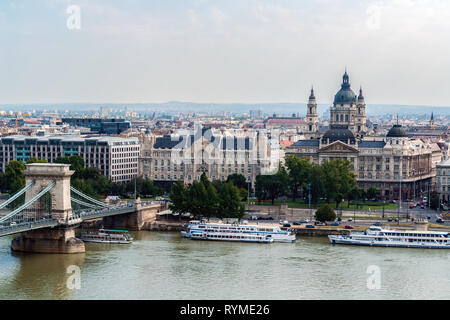 Vista aerea del Ponte delle Catene e Basilica di Santo Stefano - Budapest Foto Stock
