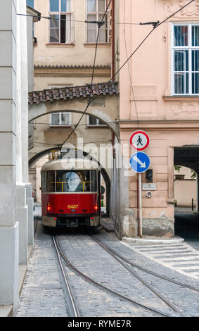 Tramvia nella città vecchia di Praga Foto Stock